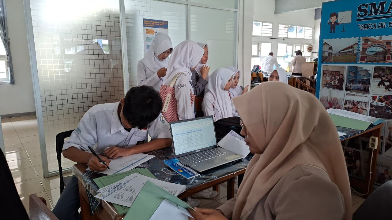 Pembagian Transkrip Nilai dan Rapor Kelas XII SMA Al-Ma’moen Serahkan Transkrip Nilai dan Rapor kepada Lulusan Kelas XII