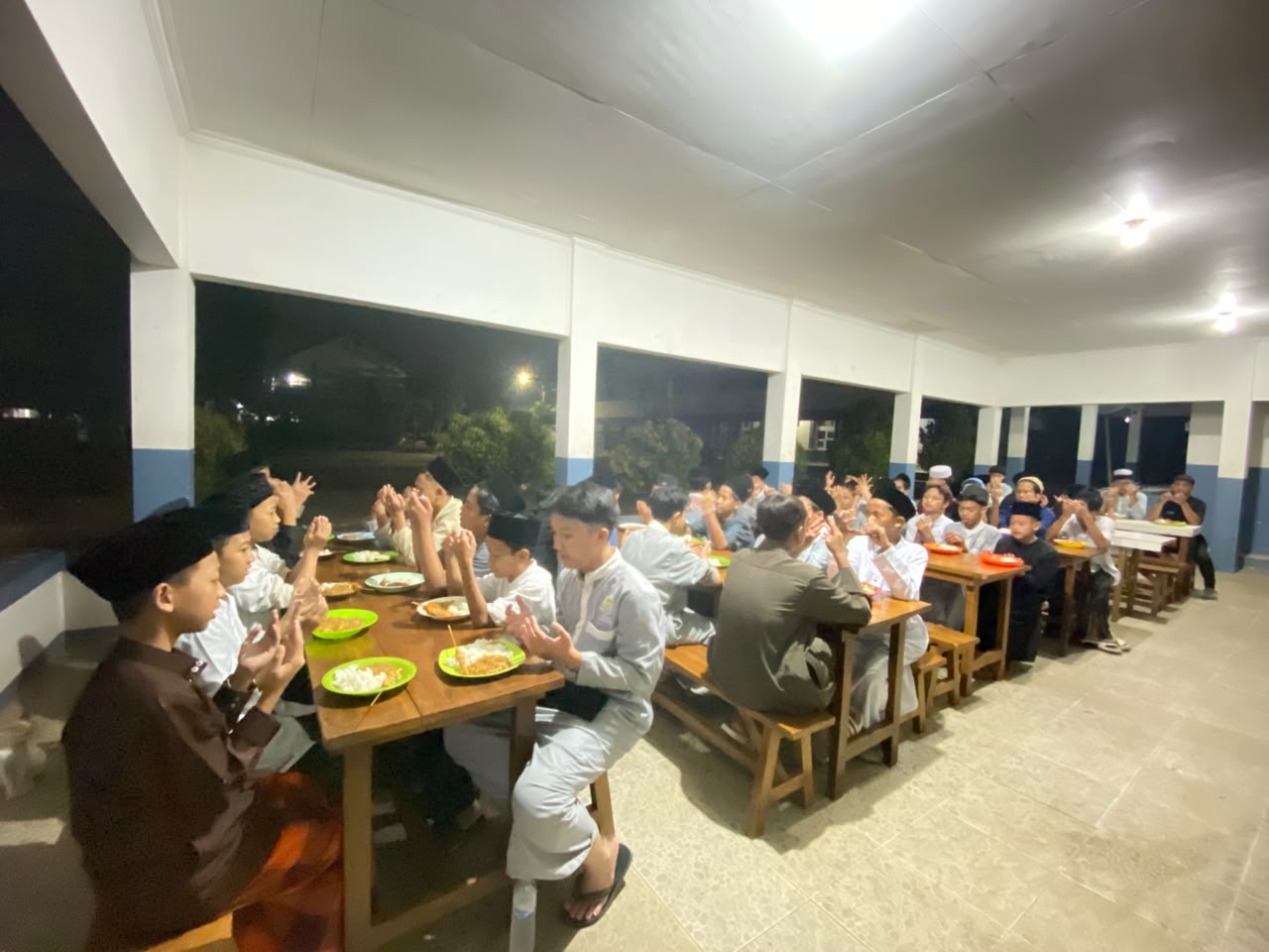 Dari Meja Makan, Tumbuh Adab dan Kebersamaan Santri Pesantren Al-Ma’moen